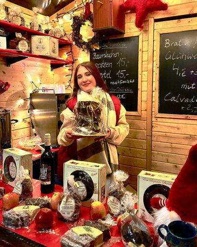 Hütte mit Salzwedeler Baumkuchen auf dem Weihnachtsmarkt am Alten Kran