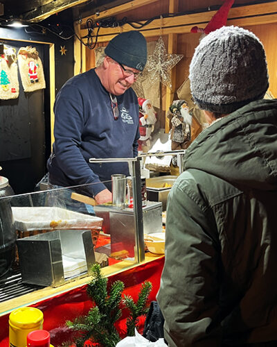 Regionale Bratwürste auf dem Grill der dritten Marktbude