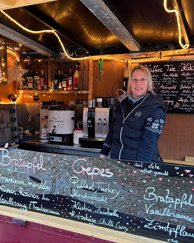Crêpes und Bratäpfel an der fünften Hütte des Weihnachtsmarkts